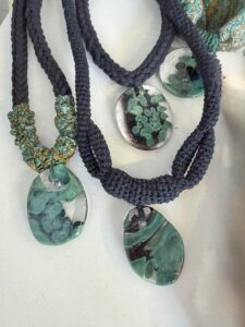 Malachit - wystawa szklanej bizuterii w CDS